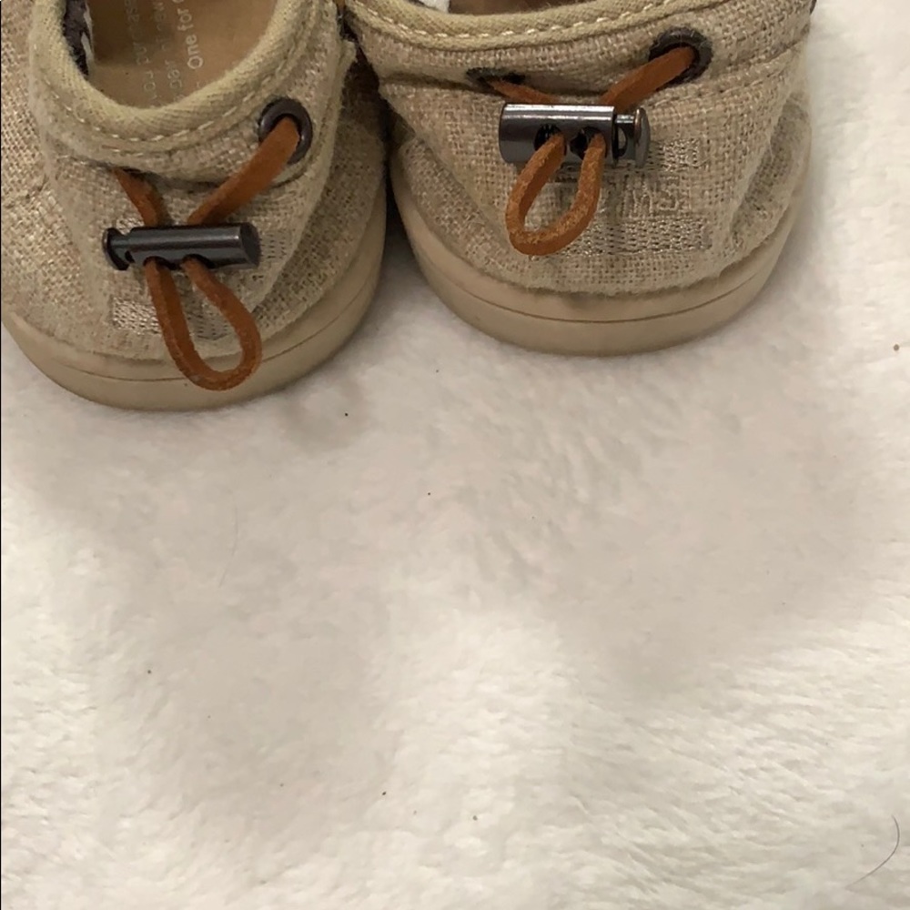 TOMS - Picture 3 of 7